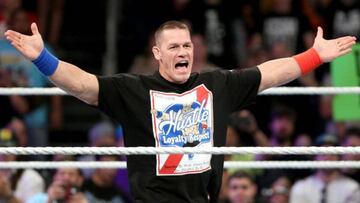 El luchador de WWE John Cena jaleando al público sobre el ring.