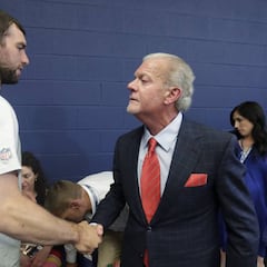 Jim Irsay no descarta el regreso de Andrew Luck a los Colts