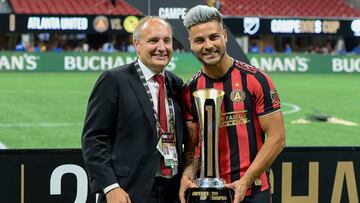 Darren Eales posa con Josef Mart&iacute;nez y el trofeo.