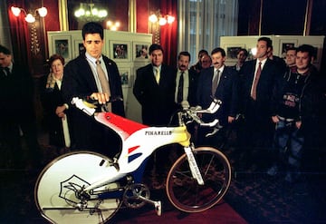 El ciclista Miguel Induráin posa junto a su bicicleta "Espada" durante la visita a la exposición que sobre su vida deportiva se exhibe en el Palacio de Sástago de Zaragoza.