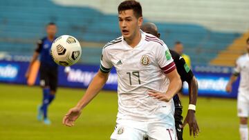 Mexico's Cesar Montes eyes ball during the FIFA World Cup Qatar 2022 Concacaf qualifiers football match against Honduras at the Olimpico Metropoliotano stadium, in San Pedro Sula, Honduras on March 27, 2022. (Photo by Orlando SIERRA / AFP)