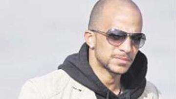 <b>¡VAYA LAPSUS! </b>Al preguntarle a Luccin por el peligro de la Real, el francés señaló a... ¡Kovacevic y Nihat! Como es sabido, aunque Luccin no se había enterado, ambos delanteros están lesionados y no jugarán esta tarde en el estadio Calderón. El francés deseó que se recuperen lo más pronto posible de sus lesiones.