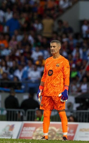 Vítor Baía durante el Clásico de Leyendas en Puerto Rico entre Real Madrid y Barcelona en el Estadio Juan Ramón Loubriel​ en Bayamón.