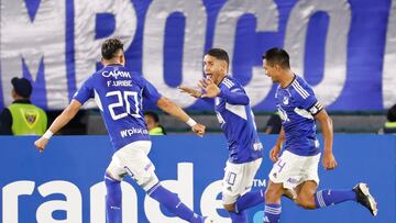 AMDEP2006. BOGOTÁ (COLOMBIA), 02/03/2023.- Daniel Cataño (c) de Millonarios celebra un gol hoy, en un partido de la Copa Libertadores entre Millonarios y Universidad Católica en el estadio El Campín en Bogotá (Colombia). EFE/ Mauricio Dueñas Castañeda
