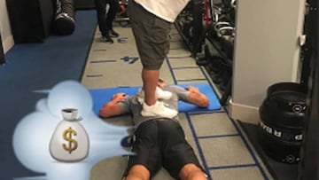 La divertida y extraña foto de Ibrahimovic con Mino Raiola encima.