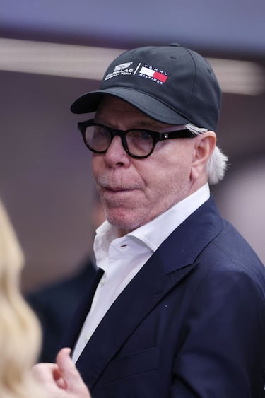 El diseñador de moda Tommy Hilfiger asiste a la final individual masculina entre Jannik Sinner y Carlos Alcaraz.