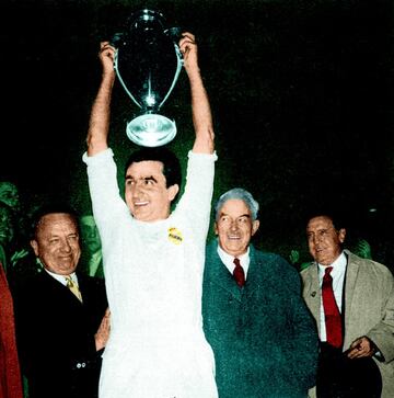 Uno de los grandes hombres en la historia del Real Madrid. Primero fue jugador desde 1948 hasta 1958, para posteriormente convertirse en el entrenador blanco hasta 1974. Era un medio volante que se asoció perfectamente con Zárraga haciendo una espectacular pareja en el centro del campo: ambos jugaron los siete encuentros de la primera edición de la Copa de Europa. Pero Miguel Muñoz entró en la historia al marcar el primer gol del Madrid en la historia de esta competición europea: un fuerte tiro que fue cogiendo altura y batió a Ruesch, meta del Servette.