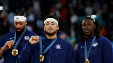 Paris 2024 Olympics - Basketball - Men's Victory Ceremony - Bercy Arena, Paris, France - August 10, 2024. Gold medallists Anthony Davis of United States, Devin Booker of United States and Jrue Holiday of United States pose with their medals. REUTERS/Evelyn Hockstein