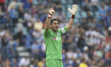 El veterano es sin duda la unica pieza del rompecabezas que Cruz Azul no podía dejar ir. Es el líder del equipo y el ídolo de una afición que se aferra a lo poco que le queda por festejar.  