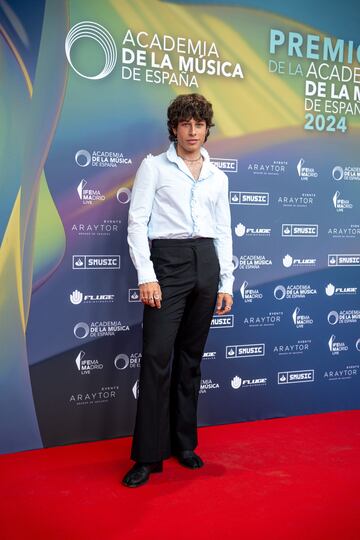 Leo Rizzi posa en la alfombra roja de los Premios de la Academia de la Música.