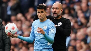 Joao Cancelo, con Guardiola en un Manchester City-Liverpool.