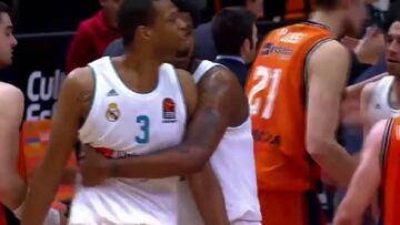 Randolph desatado: se fue a por los árbitros tras el pitido final