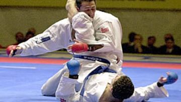 <b>BARRIDO</B>. El karateka madrileño David Luque, de rodillas, en una técnica de barrido, durante su combate con Cryans, de Canadá, al que venció por 9-0 en la categoría de Kumite menos de 60 kilos masculino.