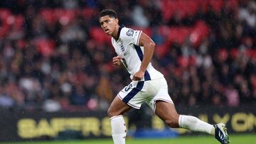 Bellingham durante el partido de clasificación para el Mundial de 2026 contra Serbia.