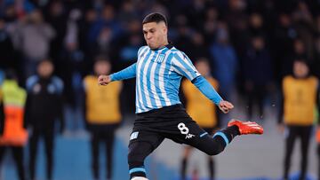 AMDEP4844. AVELLANEDA (ARGENTINA), 20/08/2024.- Juan Fernando Quintero de Racing patea el balón este martes, en el partido de vuelta de los octavos de final de la Copa Sudamericana entre Racing y Huachipato en el estadio El Cilindro en Avellaneda (Argentina). EFE/ Juan Ignacio Roncoroni