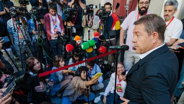 El presidente de Castilla-La Mancha, Emiliano García-Page, atiende a los medios de comunicación a su llegada a la reunión del Comité Federal del PSOE, en la sede federal del PSOE, a 7 de septiembre de 2024, en Madrid (España). Sánchez ha presidido hoy la reunión del Comité Federal del PSOE con el objetivo de aprobar una fecha definitiva para el Congreso Federal que tendrá lugar el fin de semana del 30 de noviembre en Sevilla. Además el Comité, en el que han estado presentes los líderes territoriales socialistas, ha mantenido un debate interno sobre la financiación autonómica, después de los recelos que ha provocado el acuerdo con ERC sobre el cupo catalán en diversas federaciones autonómicas del PSOE.
07 SEPTIEMBRE 2024;PSOE;COMITE;FEDERAL;
Carlos Luján / Europa Press
07/09/2024