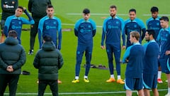 09/04/24 CHAMPIONS LEAGUE
ENTRENAMIENTO FC BARCELONA EN EL PARQUE DE LOS PRINCIPES ESTADIO DEL PARIS SAINT GERMAIN
PREVIA PARTIDO CUARTOS IDA
GRUPO
JOAO CANCELO 
FERRAN TORRES 
PEDRI 
IÑIGO MARTINEZ 
VITOR ROQUE 
LAMINE YAMAL 
ROBERT LEWANDOWSKI
ILKAY GUNDOGAN 
FRENKIE DE JONG 
XAVI HERNANDEZ 


