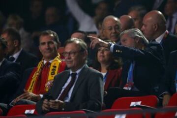 El rey Felipe VI, junto a la vicepresidenta del Gobierno, Soraya S¨¢enz de Santamar¨ªa y el ministro de Educaci¨®n, Cultura y Deporte, ??igo M¨¦ndez de Vigo.
