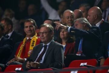 El rey Felipe VI, junto a la vicepresidenta del Gobierno, Soraya Sáenz de Santamaría  y el ministro de Educación, Cultura y Deporte, Íñigo Méndez de Vigo.