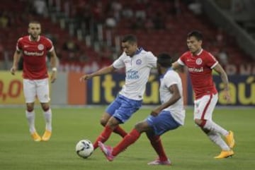 Aránguiz intenta robar una pelota en la mitad de la cancha.