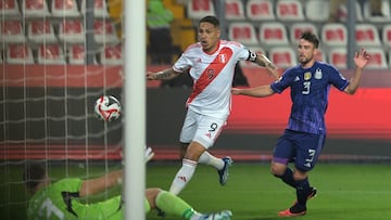 Peru's forward Paolo Guerrero (C) eyes the ball between Argentina's defender Nicolas Tagliafico (C) and Argentina's goalkeeper Emiliano Martinez during the 2026 FIFA World Cup South American qualification football match between Peru and Argentina at the National Stadium in Lima on October 17, 2023. (Photo by ERNESTO BENAVIDES / AFP)