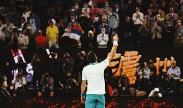 El tenista serbio Novak Djokovic levanta su 18º Grand Slam y su 9 Open de Australia al imponerse al ruso Daniil Medvédev en tres sets (7-5, 6-2 y 6-2) en la final del Gran Slam.