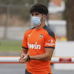 Gracia recupera a Carlos Soler para enfrentarse al Betis