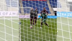 Con la mira puesta en el debut, Jhon Arias afina puntería con este golazo