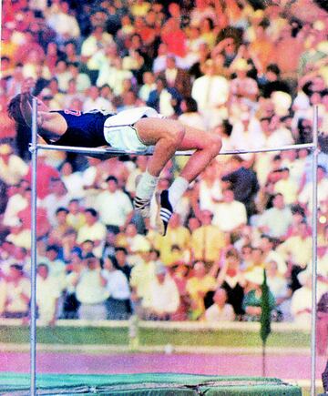 El estilo Fosbury. Dick Fosbury se anotó en 1968 el título universitario de Estados Unidos de salto de altura con su nueva técnica: carrera curva e impulso de espalda. A los 21, repitió oro en los Juegos y su estilo se instauró para siempre.