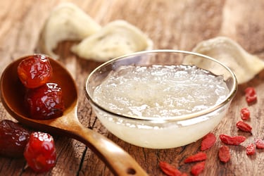 También conocida como “sopa de nido de ave”, es un platillo típico en China y su nombre está inspirado en el ingrediente principal de esta sopa: la saliva de las aves que ocupan para construir sus nidos. Este elemento es uno de los más caros que se comercializan en China y se ha consumido por los últimos 400 años.