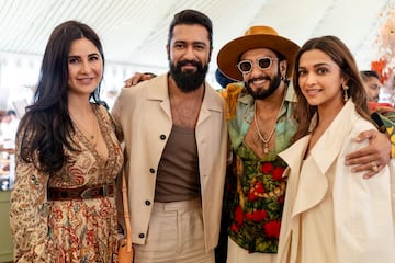 La actriz Katrina Kaif, su esposo y actor Vicky Kaushal, el actor Ranveer Singh y su esposa y actriz Deepika Padukone posan durante las celebraciones previas a la boda.