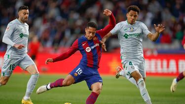 BARCELONA, 24/02/2024.- El delantero brasileño del Barcelona Vitor Roque (c) intenta un lanzamiento durante el partido de LaLiga entre el Barcelona y el Getafe, este sábado en el estadio de Montjuich, en Barcelona. EFE/ Alberto Estévez