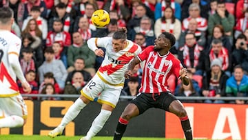 BILBAO, 02/12/2023.- El defensa uruguayo del Rayo Vallecano Alfonso Espino (i) cabecea el balón ante el delantero del Athletic Club de Bilbao Iñaki Williams (d), durante el partido de Liga en Primera División que disputan este sábado en el estadio de San Mamés, en Bilbao. EFE/Javier Zorrilla