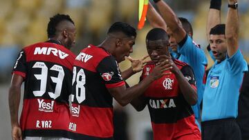 BRA11. RÍO DE JANEIRO (BRASIL), 13/05/2017.- El delantero del Flamengo, Vinicius Jr. (c-d), pretendido por el Real Madrid, entra al campo de juego en lugar de su compañero Berrío (c-i) durante el partido de apertura del Campeonato Brasileño de Fútbol 2017 entre Flamengo y Atlético Mineiro hoy, sábado 13 de mayo de 2017, en el estadio Maracaná de Río de Janeiro (Brasil). El delantero Vinicius Jr., una promesa del fútbol brasileño por la que el Real Madrid supuestamente ofreció 45 millones de euros, fue ascendido esta semana al equipo profesional del Flamengo para el Campeonato Brasileño. EFE / Marcelo Sayão