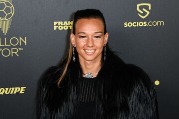 La portera chilena del Lyon, Christiane Endler, posa a su llegada a la ceremonia de entrega del Bal車n de Oro.