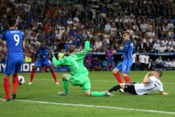 Griezmann watches his effort fly past Neuer and into the net.