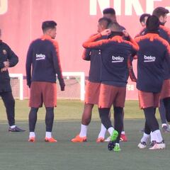 El hijo de Suárez como uno más en el entrenamiento del Barça