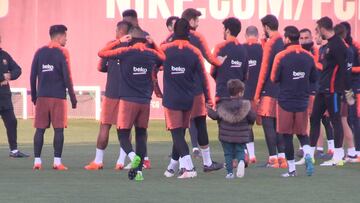 Benjamín, el pequeño Suárez: visitó el entrenamiento del Barça