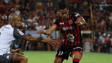 Alajuelense fue mejor en el campo de juego que Saprissa y Sequeira lo reflej&oacute; en el marcador, pero un tiro libre que Marco Angulo convirti&oacute; en gol, igual&oacute; los cartones.