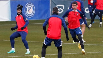 Savic, junto a Griezmann, en un entrenamiento del Atlético.