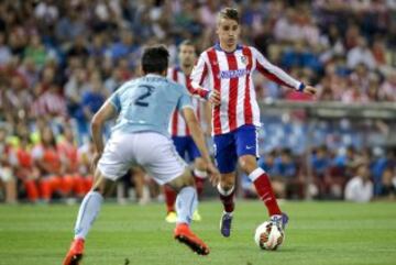 El delantero francés del Atlético de Madrid Antoine Griezmann controla el balón ante Eneko Bóveda.