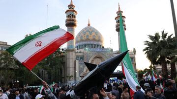 FILE PHOTO: Iranians carry a model of a missile during a celebration following the IRGC attack on Israel, in Tehran, Iran, April 15, 2024. Majid Asgaripour/WANA (West Asia News Agency) via REUTERS ATTENTION EDITORS - THIS IMAGE HAS BEEN SUPPLIED BY A THIRD PARTY/File Photo