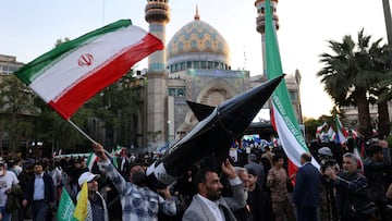 FILE PHOTO: Iranians carry a model of a missile during a celebration following the IRGC attack on Israel, in Tehran, Iran, April 15, 2024. Majid Asgaripour/WANA (West Asia News Agency) via REUTERS ATTENTION EDITORS - THIS IMAGE HAS BEEN SUPPLIED BY A THIRD PARTY/File Photo