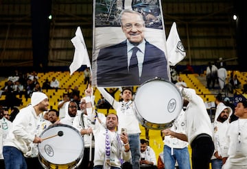 Banner de Florentino Pérez en la semifinal entre el Madrid y el Atleti.