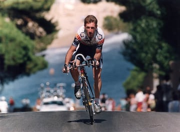 John James Kelly o “El Rey de las Clásicas” logró 194 victorias en sus 17 años como ciclista profesional. Tres Giros de Lombardía, dos París-Roubaix, dos Milán-San Remo y dos Lieja-Bastoña-Lieja consagran su mote. En 1988 se alzó con la Vuelta a España. Posee el récord de más victorias en la París-Niza, con 7, y de forma consecutiva.
