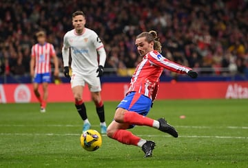 4-3. El delantero rojiblanco gana el duelo a la defensa sevillista en un centro al rea y cayendo al suelo, dispara con la izquierda, el baln toca el larguero y entra en la portera de ?lvaro Fernndez.