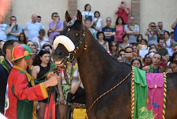 El jockey Giovanni Atzeni durante la bendición antes del Palio.