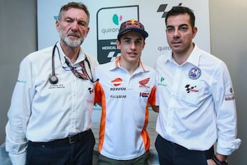 El Dr. &Aacute;ngel Chartre, Marc M&aacute;rquez y el Dr. Michele Zasa