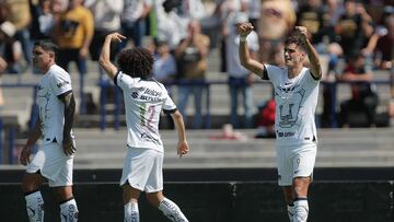 MEX998. CIUDAD DE MÉXICO (MÉXICO), 05/11/2023.- Juan Dinenno (d) de Pumas celebra un gol anotado al Atlas hoy, durante un partido de la jornada 16 de la liga del fútbol mexicano disputado en el estadio Olímpico Universitario de la Ciudad de México (México). EFE/ Isaac Esquivel