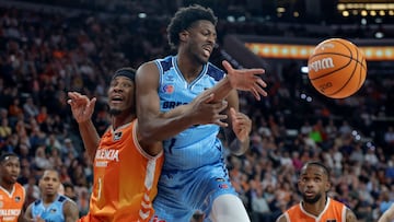 VALENCIA, 05/04/2026. El jugador de Rio Breogan, Keandre Cook (d), pelea el balón ante el jugador de Valencia Basket, Kameron Taylor, durante el encuentro correspondiente a la fase regular de la Liga Endesa que disputan este Domingo Valencia Basket y Rio Breogan en el Roig Arena de Valencia. EFE/Miguel Ángel Polo.